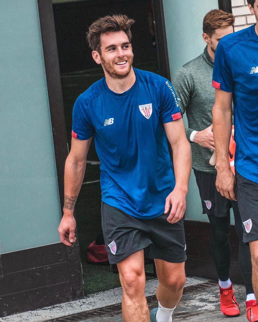 イバイ・ゴメスのインスタグラム：「Allways smile 😀 Aupa @athleticclub ! 🦁 🔴⚪️」