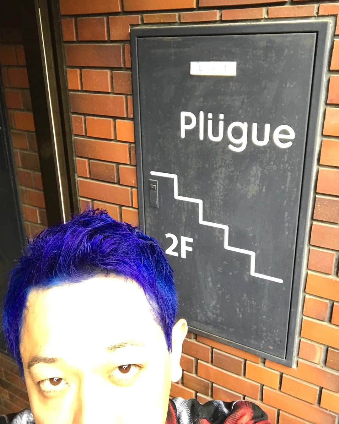 NAOKIさんのインスタグラム写真 - (NAOKIInstagram)「京都大作戦の1週目と2週目の間にいつも行ってるプレイグで青髪にしてきたよ💪  人生初の青髪にテンション上がったねぇ😊  これで今後映像とか写真とか見ても俺の頭の色で1週目か2週目か分かるようになったねぇ☺️😊 #今回のテーマは青空祈願だよ  #カラーやブリーチしてる時に飲み物出してくれるんだけどその時に一緒に添えてくれてるロータスカラメルビスケットが美味すぎるよね #ナオキ独断ビスケットランキング一位だよね #という事で #今回の感じを忘れないように #ヘアカタログばりの色んな角度の写真 #ナオキヘアカタログ #前回こんな感じやったって確認する時に便利やねん #10feet  #Plugue 京都市中京区阪東屋町664-25西ビル2F-A」7月9日 22時33分 - naoki_10feet