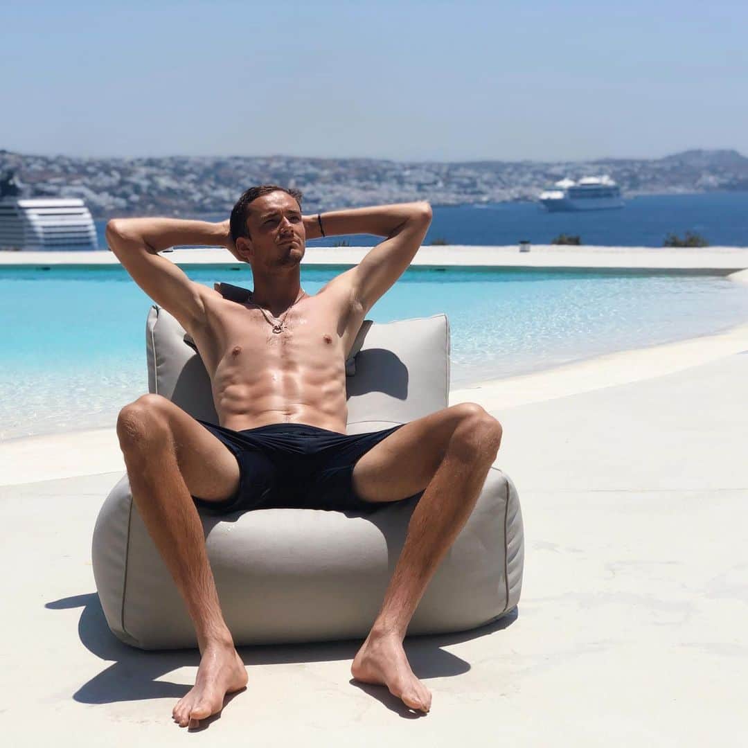 のインスタグラム：「Working on my tennis tan 🤭🎾 // Избавляемся от рабочего загара 🤭🎾」