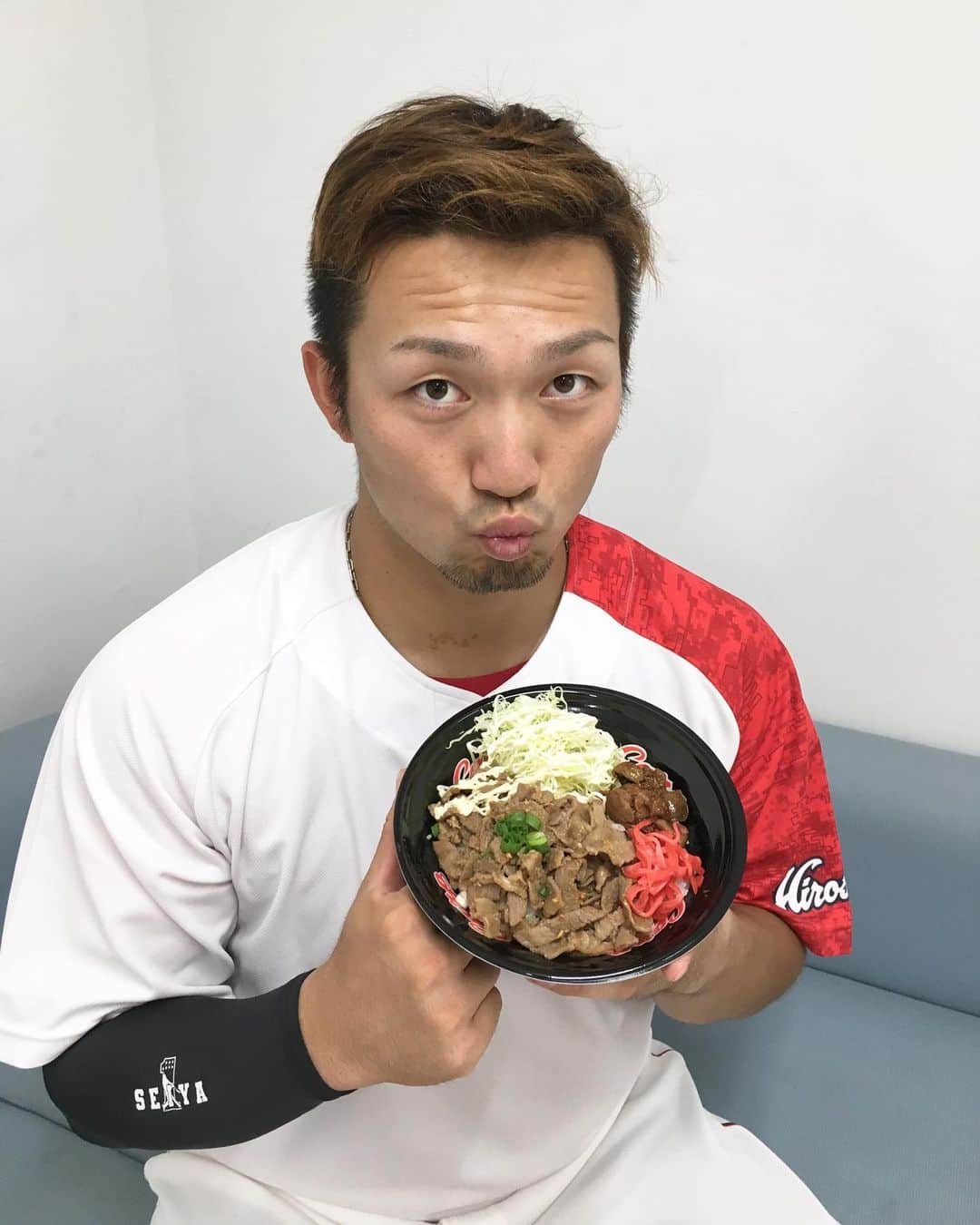 地方民のカープ女子のインスタグラム：「・ こいほー！っていう投稿がなかなかできない... だから自然と投稿も減ってしまった😩💦 ・ ベンチの雰囲気とかは悪くない...はず‼️ ・ 明日こそ、選手もファンも笑顔になれますよーに✊🏻✨ ・ #鈴木誠也  #広島東洋カープ#広島カープ#カープ#carp」