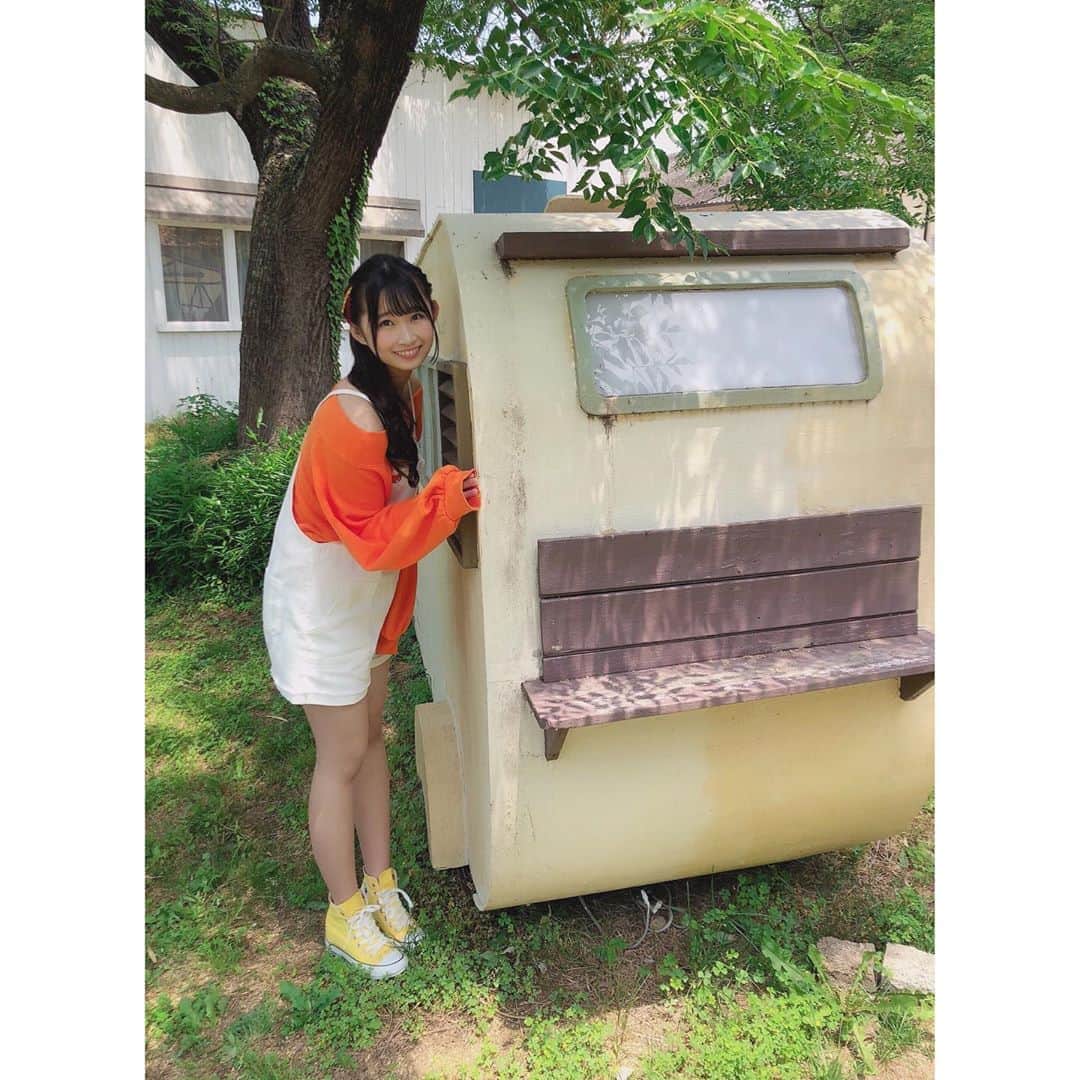 松本愛花のインスタグラム：「🍦 * * * * 今日で一週間以上続いた テストが終わりましたーっ😆♥️ * ふと思ったんやけど こんな感じのトラックで アイスクリーム屋さんとか してみたいなぁって😋♥️ * * * * #アイスクリーム #アイス #ケータリング #デザート #オレンジ #ヘアアレンジ #ヘアスタイル #スパガ #松本愛花」