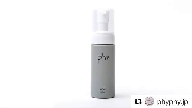 MEGのインスタグラム：「私の監修するスキンケアブランド @phyphy.jp 昨日発売の初回分は既に完売、ありがとうございます！ 現在、次回発送分(7/22〜)を専用サイトにて受付中。  ちょっと語り。 今回の洗顔料は、私が「PHY」の前に展開していたスキンケアコスメ「baw」の時から一緒に開発しているチームと引き続き、成分を改良して、完成させたものです。  今回はこれからのお肌の為のエイジングケアに特化した新しい成分も追加して、内容もかなり、良くなっています。ボトルデザインもユニセックスを意識してPHYのブランドカラーのグレーに。  なので気づけば７年前からずっと同じ自分のを使い続けています、笑。好きなんです、この使い心地が。  ストアからの報告では、昨日の総オーダーのうちの約 1/3 が男性のお客様だったそうで。ありがとうございます！昨今はあまり男性向けのアイテムを作る事が叶わなかったので、良いものをお届けできる事が嬉しいです。  30代、40代のお肌には保湿できる洗顔料はとても大切。普段、洗顔料を使わない方も、最初の一本としてお試しください。  Thank you 💌. . .  #Repost @phyphy.jp・・・この秋、PHYは一周年を迎えます。それを記念し、お得な限定セットを専用の特設サイトにて、本日より発売します！  PHYで一番人気の泡洗顔フォームに、オリジナルコインケースと巾着、化粧水と乳液のサンプルがセットになり、本体の価格も通常よりお安くお試しいただけます。送料無料、3900円。  更に購入いただいた方にはもれなく、公式サイトでお使いいただける1000円分のディスカウントコードもお送りします。 はじめて購入される方、購入を迷っておられた方は是非、お試しください。 #phyphyjp」