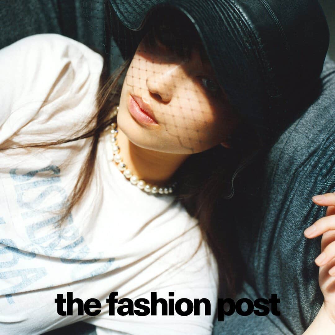 The Fashion Postさんのインスタグラム写真 - (The Fashion PostInstagram)「Dior with Mizuki Kayashima﻿ 『茅島みずきと DIOR (ディオール) vol.1』﻿ ﻿ DIOR (ディオール) の歴史で脈々と受け継がれてきたエレガンスの系譜。アーティスティック ディレクターの Maria Grazia Chiuri (マリア・グラツィア・キウリ) は、そのエレガンスに新たな解釈を吹き込んでいく。2019-20秋冬 プレタポルテ コレクションで彼女が生み出したのは、DIOR 流”テディ・ガール”。1950年代に一大ムーブメントを引き起こした英国を代表するサブカルチャーのひとつ”テディ・ボーイ”のガールフレンドを現代に甦らせた。かつて Christian Dior (クリスチャン・ディオール) もそうであったように、英国カルチャーに息づくエレガンスと反逆という相反するようで互いに惹かれ合うその関係に Maria Grazia Chiuri も魅せられたのだ。若手女優の登竜門として知られるポカリスエットのCMに起用され、期待の新星として一躍脚光を浴びた女優・茅島みずき。弱冠15歳ながらも、抜群のプロポーションと端正な顔立ちでクールビューティーと評判の美少女だ。そんなギャップが魅力の彼女と一緒に DIOR の最新ルックをお届けします。﻿ ﻿ 第1週目は、ランウェイショーのトップバッターを飾った本コレクションを象徴するようなキールックをご紹介。過去数回にわたり、ファーストルックでスローガンTシャツを発表してきた Maria Grazia Chiuri (マリア・グラツィア・キウリ) は今回「SISTERHOOD IS GLOBAL」というメッセージをチョイス。アメリカの詩人 Robin Morgan (ロビン・モーガン) による女性の団結という概念を賞賛する詩集へのオマージュを込めたセリグラフィーだ。ラフなTシャツにはシルエットの美しいフレアスカートを合わせて、ウエストは「サドル」バッグを模したベルトでマーク。パールのネックレスに Stephen Jones (スティーヴン・ジョーンズ) によるハットを被れば、DIOR (ディオール) らしいエレガントな”テディ・ガール”スタイルに。メゾンのアイコンバッグである「LADY DIOR」がカスタマイズできるよう新しく生まれ変わった「My ABCDior」を小脇に挟んで。鮮やかなマスタードカラーがコーディネートにアクセントを効かせます。﻿ ﻿ model: mizuki kayashima @mizukikayashima_official﻿ photographer: yuto kudo @youtojah﻿ videographer: mitch nakano @mitchnakano﻿ stylist: tomoko kojima @tomokojima__﻿ makeup: masayo tsuda @masayo.tsuda_makeup﻿ hair: nori takabayashi @noritakabayashi﻿ writer: manaha hosoda @manaha_hosoda﻿ editor: daisuke yokota @daiskey﻿﻿ ﻿ #TFP #TheFashionPost﻿ #茅島みずき #DIOR #ChristianDior #ディオール #LADYDIOR #MariaGraziaChiuri #StephenJones #fashion #photography #instaphotography #instaphoto #fashionphoto #fashionphotography #fashioneditorial #tokyomodel #tokyofashion #fashionfilm」7月9日 22時50分 - tfpjp