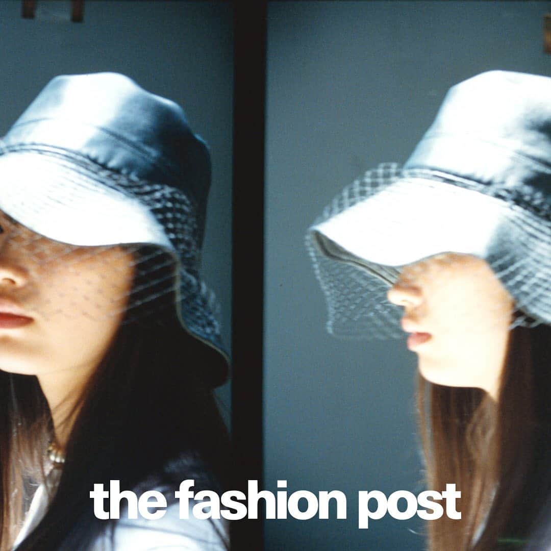 The Fashion Postさんのインスタグラム写真 - (The Fashion PostInstagram)「Dior with Mizuki Kayashima﻿ 『茅島みずきと DIOR (ディオール) vol.1』﻿ ﻿ DIOR (ディオール) の歴史で脈々と受け継がれてきたエレガンスの系譜。アーティスティック ディレクターの Maria Grazia Chiuri (マリア・グラツィア・キウリ) は、そのエレガンスに新たな解釈を吹き込んでいく。2019-20秋冬 プレタポルテ コレクションで彼女が生み出したのは、DIOR 流”テディ・ガール”。1950年代に一大ムーブメントを引き起こした英国を代表するサブカルチャーのひとつ”テディ・ボーイ”のガールフレンドを現代に甦らせた。かつて Christian Dior (クリスチャン・ディオール) もそうであったように、英国カルチャーに息づくエレガンスと反逆という相反するようで互いに惹かれ合うその関係に Maria Grazia Chiuri も魅せられたのだ。若手女優の登竜門として知られるポカリスエットのCMに起用され、期待の新星として一躍脚光を浴びた女優・茅島みずき。弱冠15歳ながらも、抜群のプロポーションと端正な顔立ちでクールビューティーと評判の美少女だ。そんなギャップが魅力の彼女と一緒に DIOR の最新ルックをお届けします。﻿ ﻿ 第1週目は、ランウェイショーのトップバッターを飾った本コレクションを象徴するようなキールックをご紹介。過去数回にわたり、ファーストルックでスローガンTシャツを発表してきた Maria Grazia Chiuri (マリア・グラツィア・キウリ) は今回「SISTERHOOD IS GLOBAL」というメッセージをチョイス。アメリカの詩人 Robin Morgan (ロビン・モーガン) による女性の団結という概念を賞賛する詩集へのオマージュを込めたセリグラフィーだ。ラフなTシャツにはシルエットの美しいフレアスカートを合わせて、ウエストは「サドル」バッグを模したベルトでマーク。パールのネックレスに Stephen Jones (スティーヴン・ジョーンズ) によるハットを被れば、DIOR (ディオール) らしいエレガントな”テディ・ガール”スタイルに。メゾンのアイコンバッグである「LADY DIOR」がカスタマイズできるよう新しく生まれ変わった「My ABCDior」を小脇に挟んで。鮮やかなマスタードカラーがコーディネートにアクセントを効かせます。﻿ ﻿ model: mizuki kayashima @mizukikayashima_official﻿ photographer: yuto kudo @youtojah﻿ videographer: mitch nakano @mitchnakano﻿ stylist: tomoko kojima @tomokojima__﻿ makeup: masayo tsuda @masayo.tsuda_makeup﻿ hair: nori takabayashi @noritakabayashi﻿ writer: manaha hosoda @manaha_hosoda﻿ editor: daisuke yokota @daiskey﻿﻿ ﻿ #TFP #TheFashionPost﻿ #茅島みずき #DIOR #ChristianDior #ディオール #LADYDIOR #MariaGraziaChiuri #StephenJones #fashion #photography #instaphotography #instaphoto #fashionphoto #fashionphotography #fashioneditorial #tokyomodel #tokyofashion #fashionfilm」7月9日 22時50分 - tfpjp