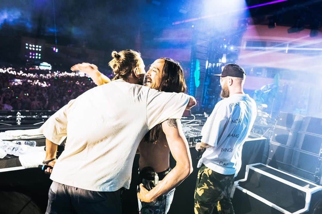 のインスタグラム：「Bromance with @steveaoki ❤️」