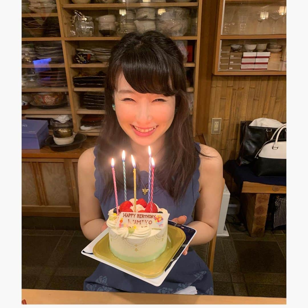 島津久美子さんのインスタグラム写真 - (島津久美子Instagram)「お誕生日ありがとうな1週間🍰 * 嬉しすぎて熱を出してから、ずっと不調でやっと少し回復しました🙇‍♀️✨😂🙇‍♀️* たくさんのメッセージやお祝いが本当に嬉しくて、こうして周りの方々のお陰で日々笑顔でいられるのだと改めて感じることができました😊 * 感謝の気持ちを忘れずに、この嬉しい気持ちを少しでも恩返しできるよう過ごします‼︎* 素敵な大人女子になるぞー✨👸 * #お誕生日 #1週間後 #ありがとうございました #みんなに感謝 #風邪ひいたよ #ご心配おかけしましたm #ごめんなさい #花束 #仲間 #大好きなみんな #ありがとう #ハナレ #大漁 #向島 #ルメン #誕生日ケーキ #サプライズ #感動した #誕生日サプライズ #素敵な歳になりますよーに #アナウンサー #女子アナ会 #キャスター #happybirthdaytome #mylife #thankyoueveryone #lovemyfriends #happydays #birthdayparty #birthdaygirl🎀」7月9日 22時53分 - kumiko_shimazu