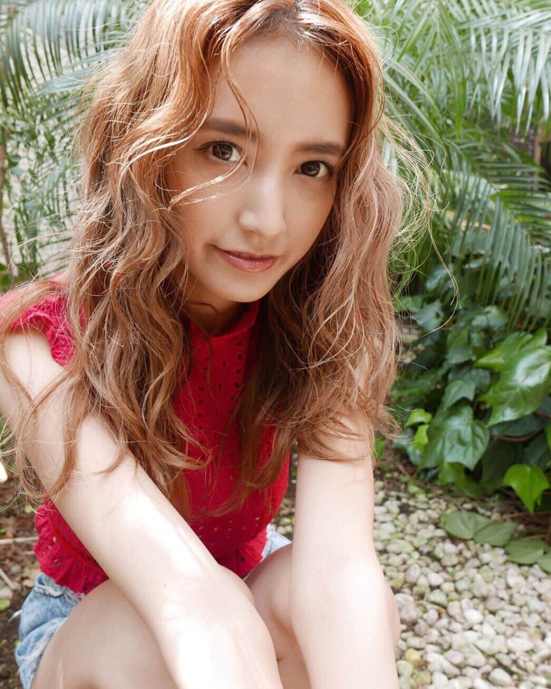 水野星奈のインスタグラム：「久々の投稿ー😊✨ いつもは横分け多いけど今回は真ん中分け💇‍♀️💇‍♀️ たまには変えるのもいいね✨ 夏だからアレンジ楽しい😚✌🏻️♡ ・ ・ ・ #hairstyle #insta#summer」