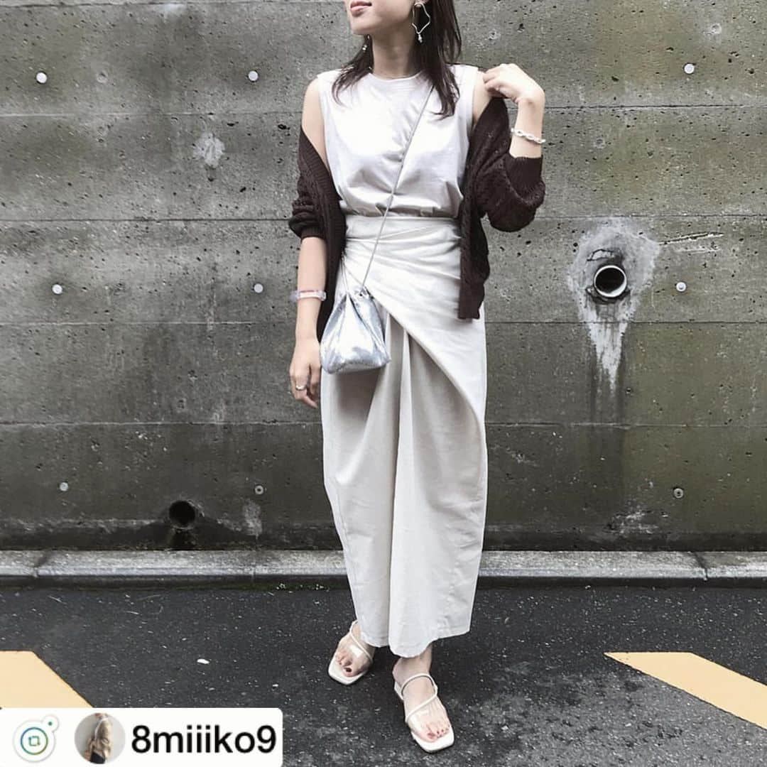 Re:EDIT OFFICIALさんのインスタグラム写真 - (Re:EDIT OFFICIALInstagram)「. @8miiiko9 さんが 明日再販の大人気メニーウェイスカートを素敵にスタイリングしてくださいましたのでリポストさせて頂きます❣️❣️ . * #code ☺︎ * * #かぎ編みカーディガン @grshimamura  #マーセライズコットンt @uniqlo_ginza ︎︎︎︎︎︎ #マルチウェイウエストリボンコットンリネンスカート @reedit_official  #ミニバッグ @alia_jp  #ストラップサンダル @flying.official * * ワントーン🐒♡ﾞ * 今日、肌寒かったね~ しまむらのカーデ羽織ってた日🧡 * * 今日のピアス~ オシャレで可愛いしょーこちゃんピアス☺️♡ @s_ko_ra * センス抜群に可愛いよね~🤤👍 大ぶりだから動くたびゆらゆら可愛いのよ💓 * * * #リエディスタ #リエディ #fashion #大人カジュアル  #シンプルコーデ #プチプラコーデ#ワントーンコーデ #ベージュコーデ #リネンスカート #ラップスカート #韓国ファッション #しまむら #ピアス #uniqlo」7月9日 22時54分 - reedit_official