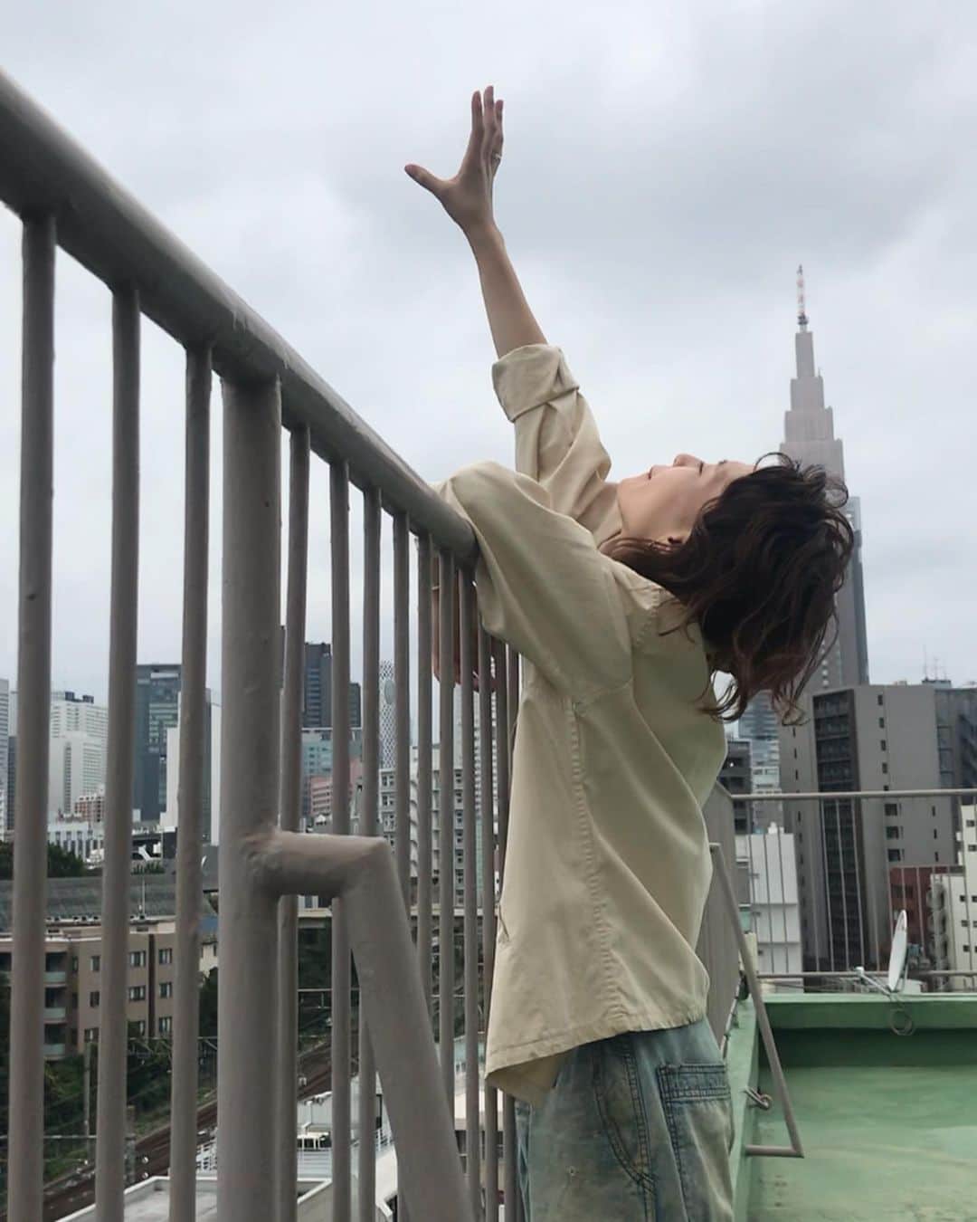 柴田紗希さんのインスタグラム写真 - (柴田紗希Instagram)「東京って、、、 でも 今は好きになれてます。 そんな話をした日 もっと話したくなった とある方の連載のスタート もともと私ってこうなんだな〜 とふと思えたよ . 空に届く気がする 東京ってすごいなぁ そんな東京でも自分らしくいたい 飛べる！行ける！ (4コマの自分)  #今日もusumに来てくれてありがとうね楽しかったよーーーーう♡」7月9日 22時57分 - shibasaaki