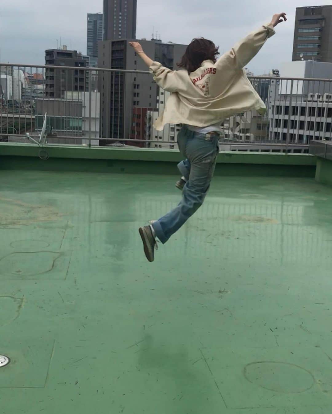 柴田紗希さんのインスタグラム写真 - (柴田紗希Instagram)「東京って、、、 でも 今は好きになれてます。 そんな話をした日 もっと話したくなった とある方の連載のスタート もともと私ってこうなんだな〜 とふと思えたよ . 空に届く気がする 東京ってすごいなぁ そんな東京でも自分らしくいたい 飛べる！行ける！ (4コマの自分)  #今日もusumに来てくれてありがとうね楽しかったよーーーーう♡」7月9日 22時57分 - shibasaaki