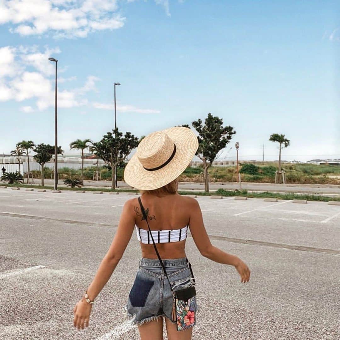 のインスタグラム：「🌺 ご好評いただいております #スマホポシェット 😍💞 ・ これから夏本番におすすめな便利なitem🧡 ・ 3デザイン¥2,500+tax‼︎ ・ さらに今なら楽天サイトで #お買い物マラソン も開催中です！ おまとめクーポンも配布中😊 ・ THANK YOU #Repost @tsubasa_h0215 ♡♡♡ ・ @laleia_official  @colleenwilcoxgallery_jp  #colleen#colleenwilcox#art#hawaii#aloha#surf#beach#fashion#laleia#ハワイ#フォトジェニック#インスタ映え#インスタ女子#アロハ#ビーチ#海を感じる雑貨#ラレイア#アート#ビーチガール#サーフスタイル#大人カジュアル#旅行#トラベラー#タビジョ#フェス」