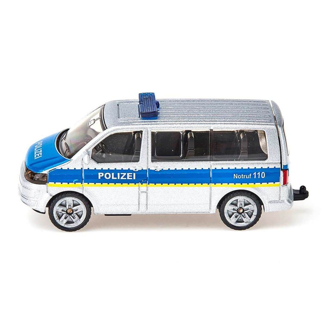 ボーネルンドさんのインスタグラム写真 - (ボーネルンドInstagram)「<世界の文化を知る> 〜世界のはたらく車たち〜 ・  ヨーロッパでは、消防車は日本と同じ赤色ですが、パトカーの色がちがうのを知っていますか？ ・  ドイツ語でPOLIZEI（ポリツァイ）は警察のこと。 ・ ドイツ車で有名なBMWやメルセデス・ベンツの青いパトカーが街で活躍しています。 ・ ・ #1日1siku <オンライン限定セット> 警察車両セット 3,840円＋税  3歳ごろ～ ほか @siku.official ・ ・ - - - - - - - ★ ジクの魅力をWebでご紹介しています。 ・ → くわしくは、プロフィールリンクからどうぞ @bornelund ・ ・ #世界でミニチュアカーといえばsiku #ジク #憧れを手のひらに #ミニチュアカーのヨーロッパトップブランド #ドイツ #ミニチュアカー #アクティブラーニング #ミニカー #パトカー #ヘリコプター #スポーツカー #車好き #車 #コレクション #警察車両 #新商品 #ボーネルンド #bornelund #børnelund #あそびのせかい #キドキド #プレイヴィル #トットガーデン #ボーネルンド本店 #ポルシェ #田中達也 #ミニチュアライフ展 #東京おもちゃショー2019 #siku」7月9日 23時00分 - bornelund