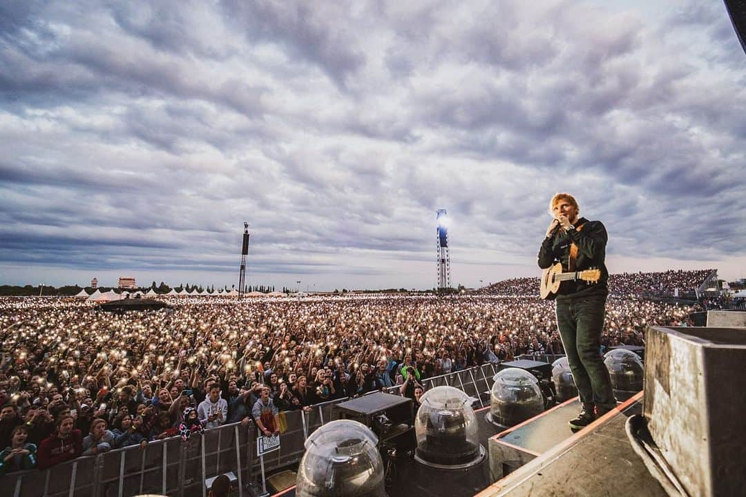 エド・シーランさんのインスタグラム写真 - (エド・シーランInstagram)「Prague night #2 📸 @zakarywalters #dividetour」7月9日 23時03分 - teddysphotos