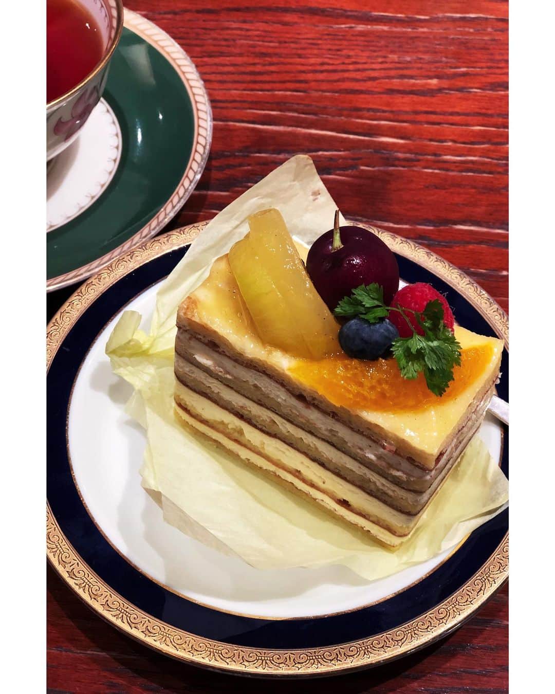 Ryoko Yunokiのインスタグラム：「+ + + Everything’s better with tea and cake😋 + + + #神戸にしむら珈琲店 #パラチンケシュニッテン」