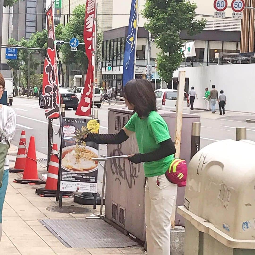 佐々木梨絵さんのインスタグラム写真 - (佐々木梨絵Instagram)「今日は統一行動デー！ 「7.9ランチタイム大作戦」と銘打って、東とおる候補の南久宝寺での街頭演説に合わせてビラ配りをしました！  ビル群に一際目立つ維新カラー😆  雨の前の蒸し暑さの中でしたが、みなさん元気いっぱいです💪  梅雨の季節の空は晴れたり曇ったり大雨になったり…☂️ ７月２１日日曜日の投票日もどんなお天気になるかわかりませんね。  大雨でも台風でも選挙に行って！！なんて言えません。安全第一です。  ですので、お天気がマシなうちに期日前投票に行ってくださいね🙏  １枚目は東とおるとお書きください！  しつこいですが、何度でも言わせていただきます😂  明日からも頑張ります！  #東とおる #東徹 #参議院議員選挙 #参議院議員選挙2019 #参議院選挙 #1枚目は東とおる #日本維新の会 #佐々木りえ」7月9日 23時11分 - sasaki__rie