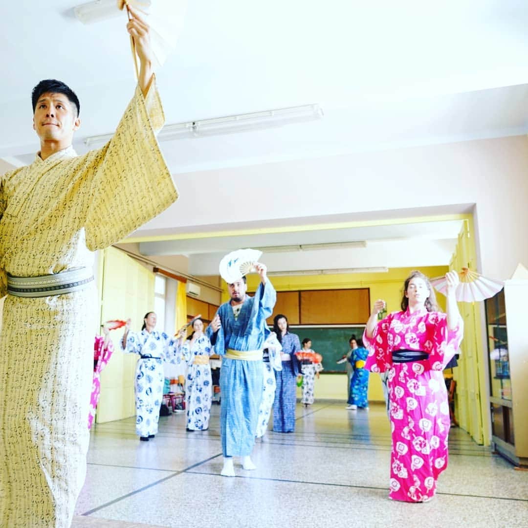 梅川壱ノ介（舞踊家）のインスタグラム：「【日本舞踊のお稽古】  お稽古中、いつもの合言葉は《Slowly and politely》 《ゆっくりと、そして丁寧に》  急がなくていいから、丁寧に綺麗に全ての行程に取り組んでいます。帯のたたみ方や浴衣の整頓。そして、靴の並びや歩き方まで。  皆、成長が楽しみです。  #梅川壱ノ介  #日本舞踊  #ワークショップ #アテネエピダウロスフェスティバル  #エピダウロス #epidauruslyceum」