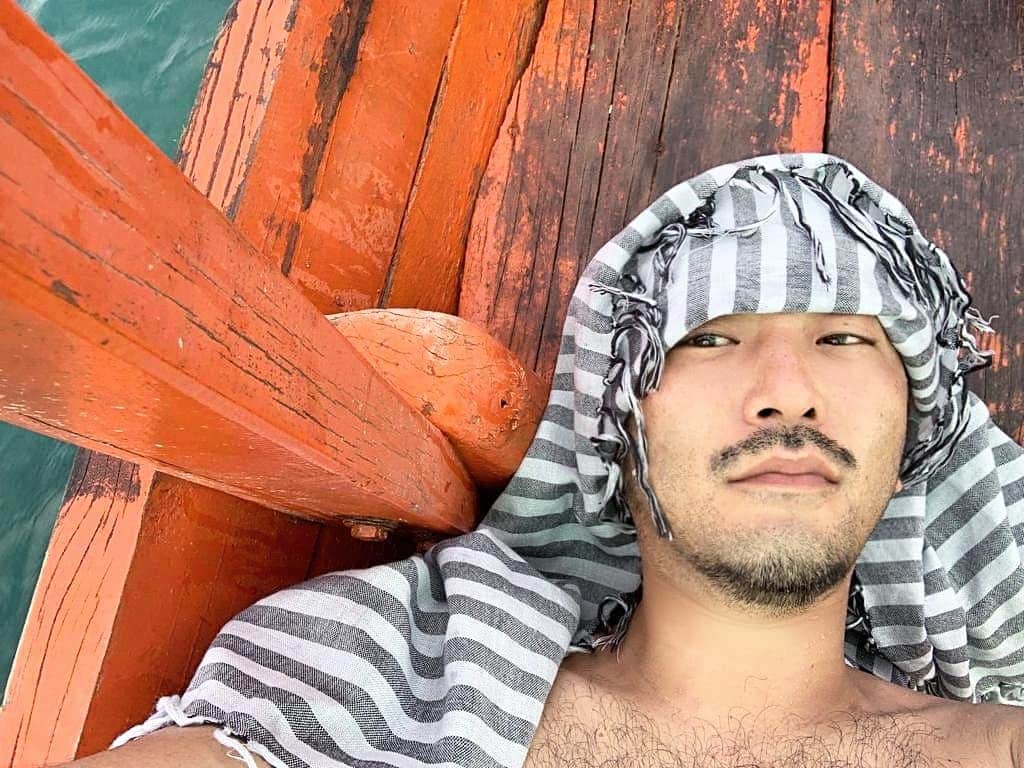倉岡晋也のインスタグラム：「Thanks ✓ for making me realize #humannature They have a 100% clear sea with natural life but connect to contemporary society.. one night went to the night snorkeling that was impressed.. you can see the moon kissed sparkling  plankton.. 今回の東南アジアの旅は、リュックサック背負って現地で情報を得ながら進行しました。 そして、カンボジアはシェムリアップからシエヌークビルに移動しフェリーにてサンローム島に行き着きました。。 有名なロン島に比べて、この島について日本語サイトではあまりクリアな情報がなくって、到着まで緊張したのだけど。。 とにかく人がピュアで海が綺麗で感服。。 「自分探し」の旅 みたいな月並みな歯痒いワードは 言いたくないけど、、偶然にも本気で人間の本質を自分なりに感じられました。 物価は日本の5分の1程。。 シティエスケープしたヨーロッパの人達が気ままにゲストハウスやレストランを営んで 島の人達も穏やかに健やかで… 賑やかしのパリピも爆買い観光客も皆無。。 島で仲良くなったブリティッシュのカップルと夜中に勢いで、ナイトシュノーケリングに。。 なんか中学生の夏休みにプール忍び込んだ思い出みたいに楽しかった。 真っ暗の砂浜で潜って水を掻くと海中を「月に照らされたプランクトン」が、 冗談抜きでラメみたいにキラキラキラキラと光って…夢見てるみたいだった！ なんというか、、 僕ら人間が地球上で最小の生物に心奪われて、なんだか奥深いなぁと。。。 人間の身体の60~70%が水分というけど、 この島でのプランクトン体験は本当に地球の一部だと感じられた夜でした。。 ありがとうございましたサンローム！ #価値とは #また語ってみる　笑」