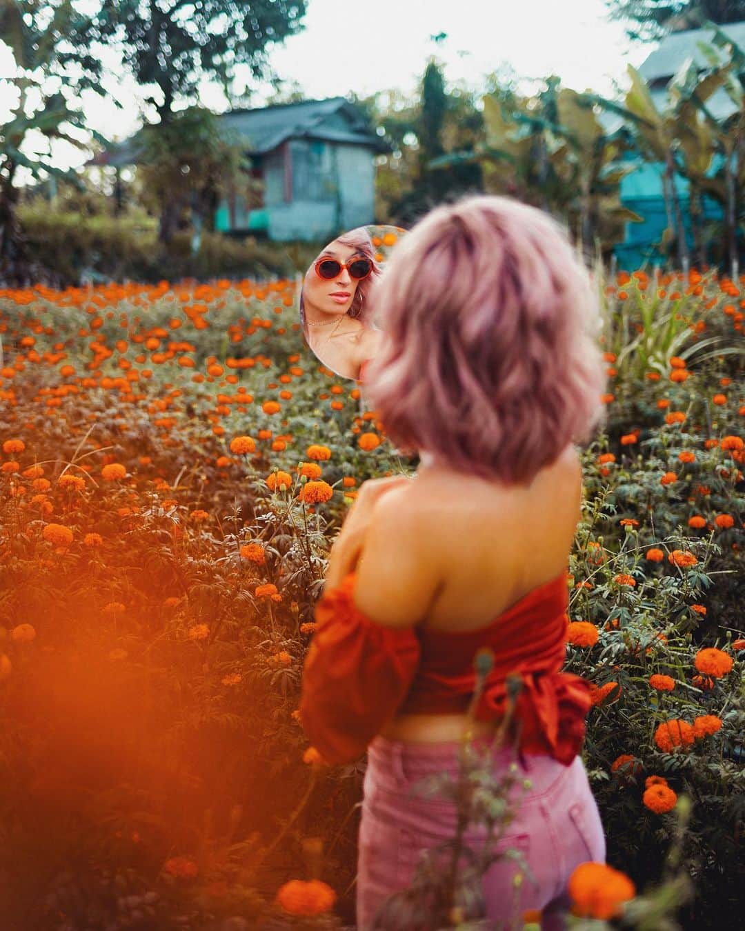 リリー＝ローズ・メロディのインスタグラム：「Been wanting to pull over and take photos in one of those Marigold fields while driving around Bali for ever 🌼. I’m glad it finally happened!  Wearing the perfect matchy matchy sunnies from @tijneyewear for the occasion 🧡 #lilyinbali」