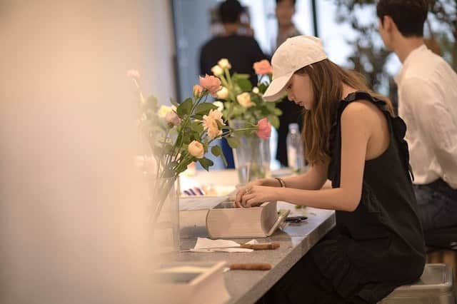 ソンシンさんのインスタグラム写真 - (ソンシンInstagram)「수업하는 중간중간 예쁜사진감사합니다아🌷💙 사진남겨주실줄 알았으면 엡브게 하고가는건데  하필 #머안감에 모자😂 #블랑드로미오 #닉스플로스」7月9日 23時24分 - sungshin_p