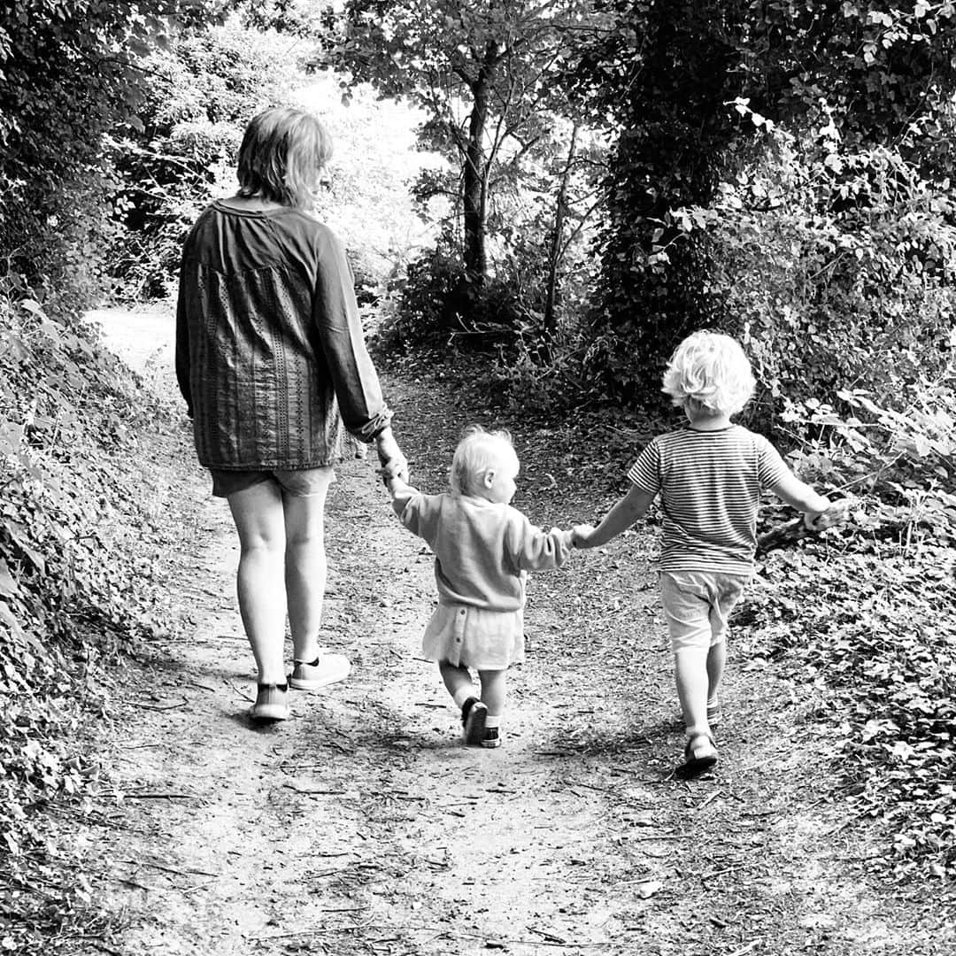 サム・クラフリンのインスタグラム：「Happy Birthday Mama/Nana,  I can’t begin to tell you what it means seeing you walking hand in hand with these two.  Simply the best Mama, but an even better Nana. Thank you for all the memories up to now. And thank you, in advance, for all the memories still to come.  We all love you so much. X」