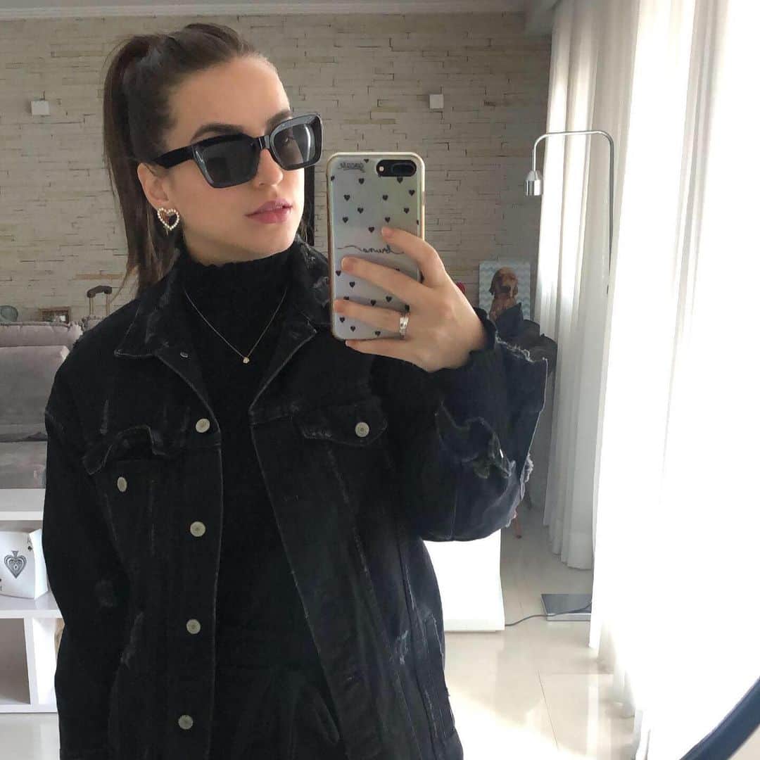 Bruna Unzuetaのインスタグラム：「esfriou em essipê 🥶 aonde você mora também ta esse frio congelante?」