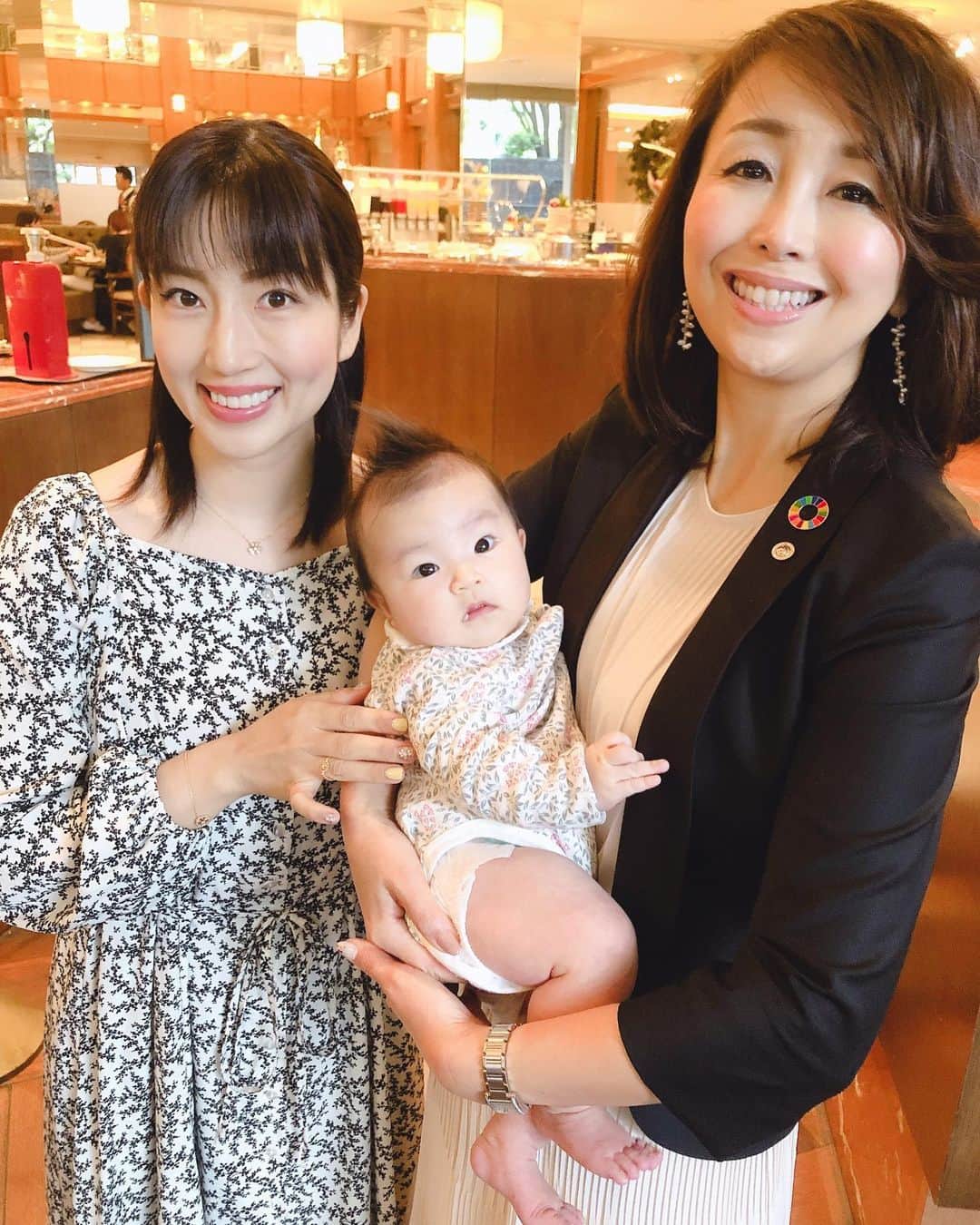 のインスタグラム：「今日は私が大尊敬している女社長、家事代行べアーズの高橋ゆきさんとランチでした💖ゆっきーさんには私が会社立ち上げ当時から仲良くさせて頂いていて、イベントに呼んでくれたり、いつも気にかけてくれていて可愛がって頂いています❤️そんな大好きなゆっきーさんにももちゃん抱っこしてもらえて幸せでした💖 ゆっきーさんの話すこと全てが勉強になるし、納得することばかり！！ とにかく生き方がかっこよすぎますっ✨ そして、元CAのまりちゃんも3月に出産してももちゃんと一ヶ月違い☆ 女の子ママ仲間が増えて嬉しいな😃 #家事代行ベアーズ#高橋ゆき#様#尊敬する#女社長#女性起業家#女の子ママ#子連れランチ#水天宮#ロイヤルパークホテル」