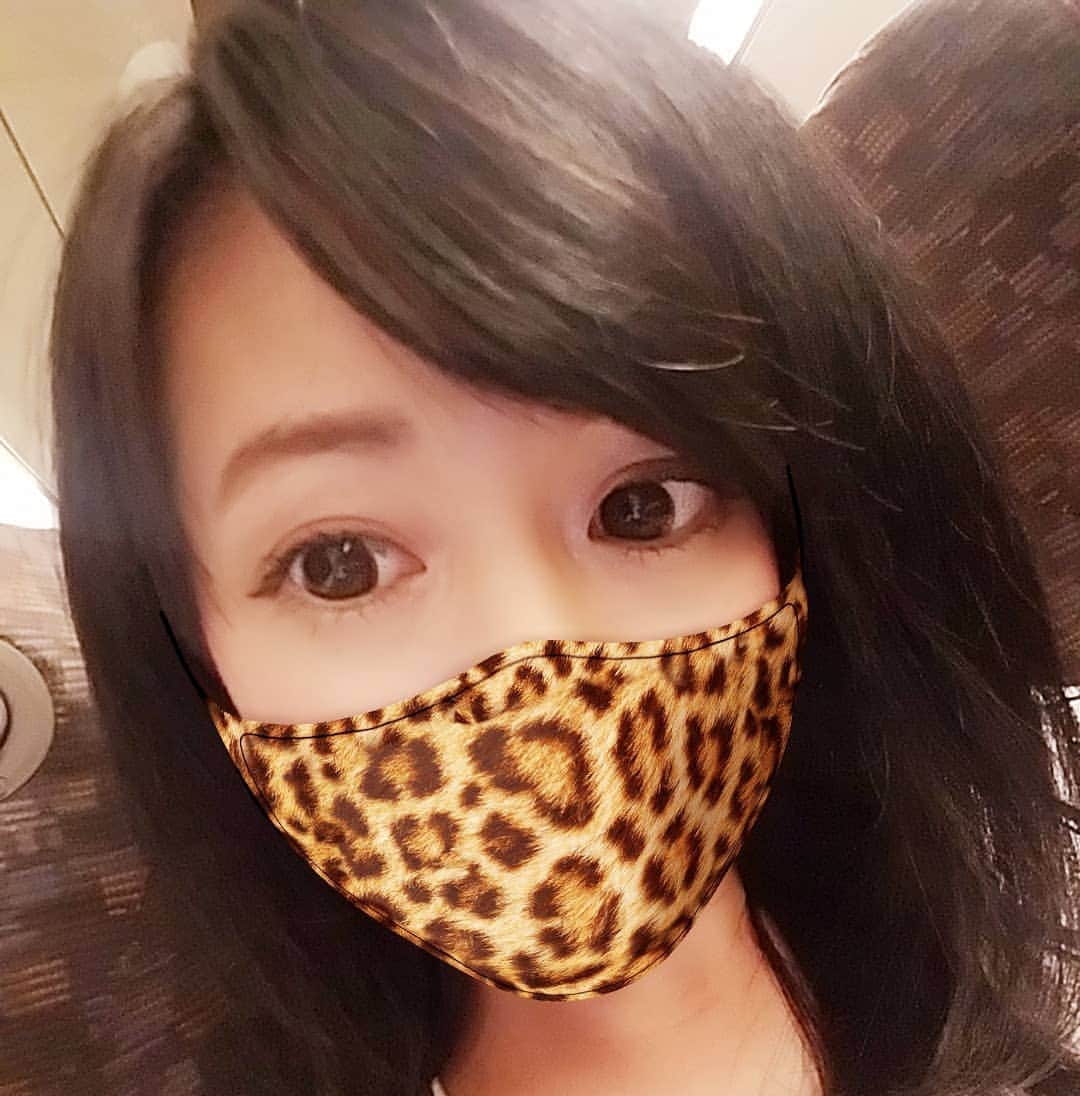 上西小百合のインスタグラム：「仕事帰り。優しそうなおっちゃんが『これ載ってますよ』って、今日の東スポをくれた❤嬉しい❤お酒も美味しい❤  ちなみにヒョウ柄だな、これは🐱」