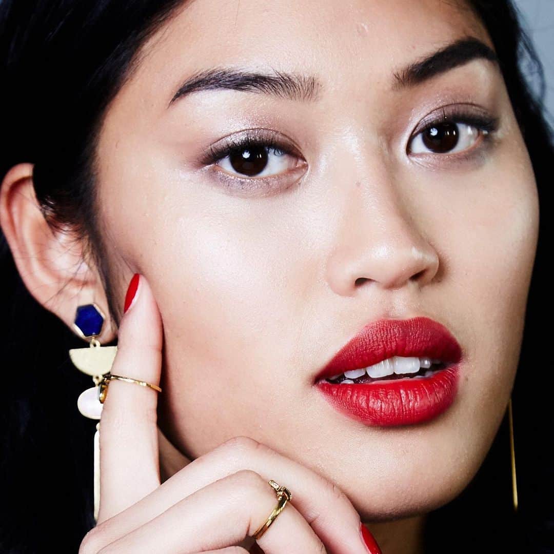 Maybelline New Yorkさんのインスタグラム写真 - (Maybelline New YorkInstagram)「Leave a 💋 in the comments if you love a matte red lip! Shown here on @anuthida color sensational #madeforall lipstick in ‘red for me’. #mnyitlook」7月9日 23時39分 - maybelline