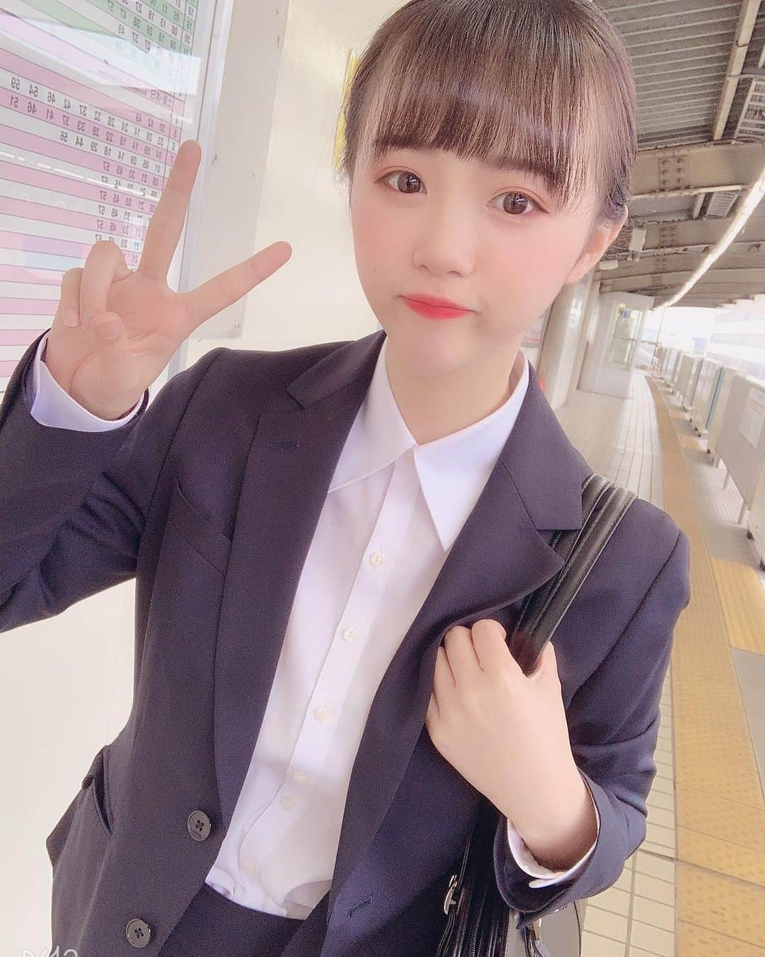 謝梦頔さんのインスタグラム写真 - (謝梦頔Instagram)「就活〜 好きな企業に入れるように頑張らないと〜🏋🏻‍♂️ 早く内定もらたいね！！🎗 #就活 #スーツ女子 #頑張る #夏」7月9日 23時34分 - mengdi_0204