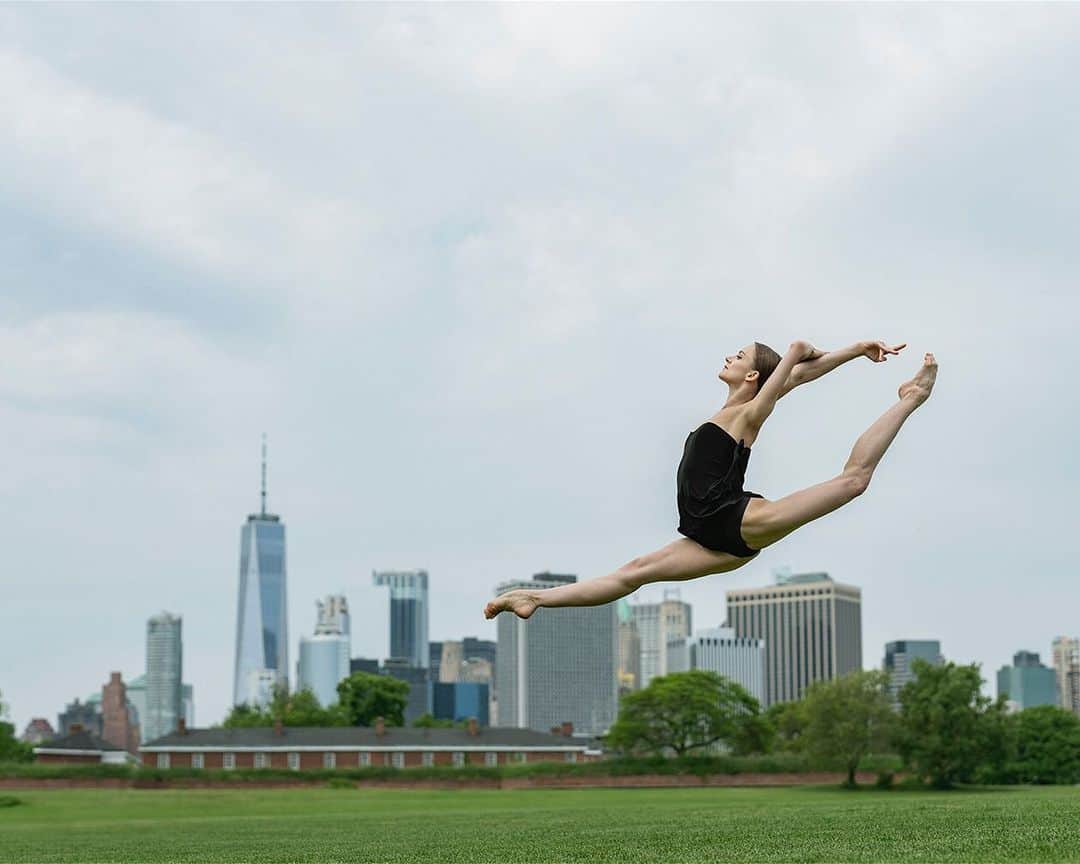 ballerina projectさんのインスタグラム写真 - (ballerina projectInstagram)「Oksana Maslova on Governors Island. #ballerina - @maslovaoxy #governorsisland #newyorkcity #worldtradecenter #manhattan #ballerinaproject #ballerinaproject_ #ballet #dance #oksanamaslova  Only 8 Ballerina Project limited edition prints are left. Link is in our Instagram profile to purchase one today.  The Ballerina Project book is now available for pre-order. Go to @ballerinaprojectbook for pre-order link and info. #ballerinaprojectbook」7月9日 23時34分 - ballerinaproject_