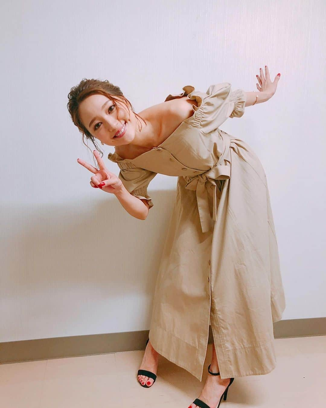 chayさんのインスタグラム写真 - (chayInstagram)「久しぶりのオフショル☺︎ 本日の衣装🌼 One-piece..RANDA Sandal..RANDA Pierce..Phoebe Bangle.. Grosse Glace 短いボブなのに素敵なヘアアレンジしてくださいました✨ 明日は18:00から【chay's BEAUTY BOOK】の予約が開始します🥰 詳細はまた明日💓 おやすみなさい🌙 #onepiece #randa #sandal #heels #pierce  #phoebe #bangles #grosseglace」7月9日 23時36分 - chay1023_official