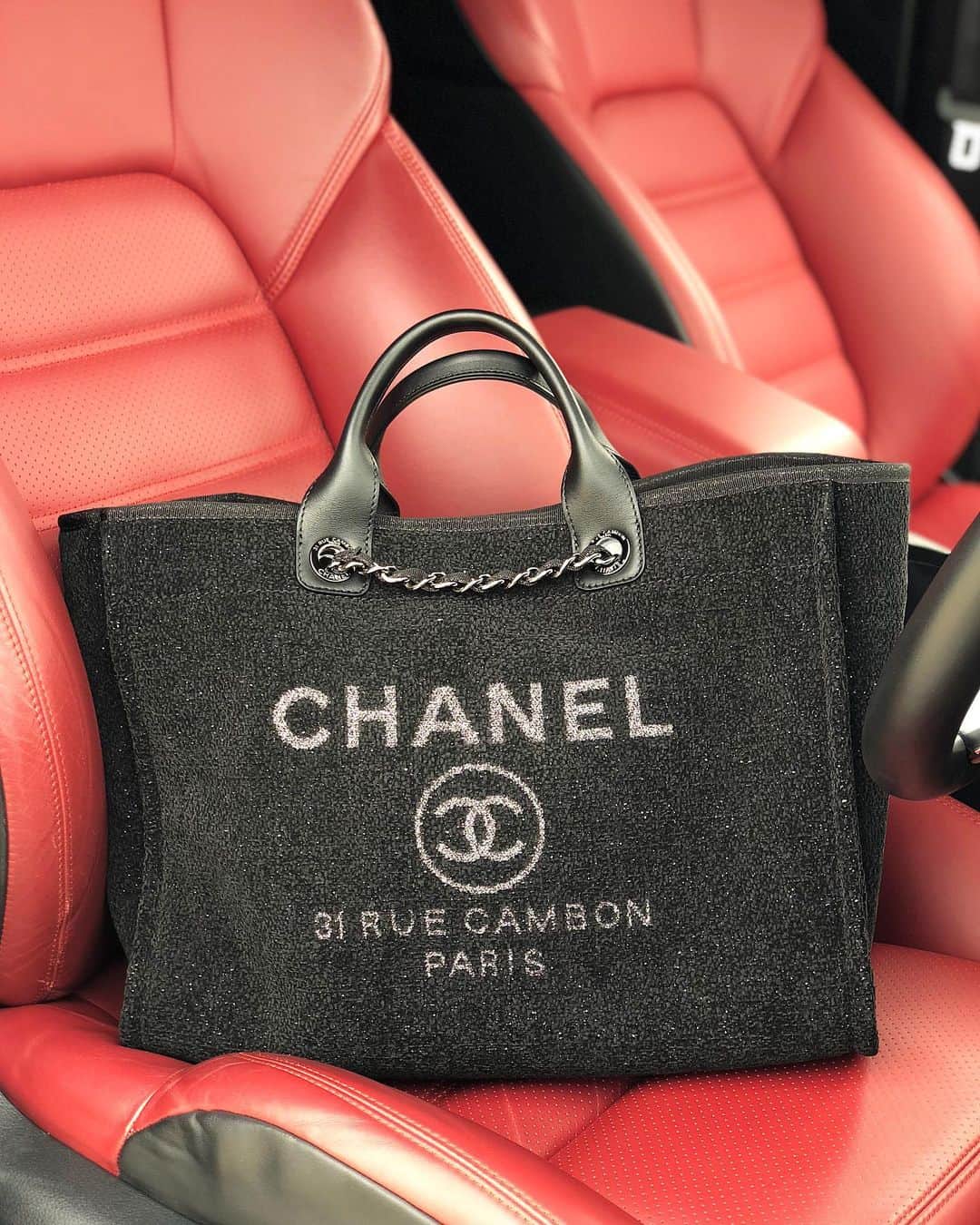まゆまゆさんのインスタグラム写真 - (まゆまゆInstagram)「. CHANELのこのシリーズめっちゃ使える☺️ 大学時代から愛用してて 3つ目はラメ入ってるブラックにした❤︎ じゅうたんみたいな生地。 #chanel #bag#chanelbag #荷物多い系女子 #bag」7月9日 23時38分 - 7mayu2mayu