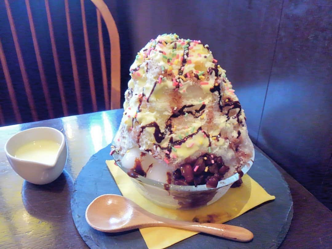 おいもカフェ金糸雀さんのインスタグラム写真 - (おいもカフェ金糸雀Instagram)「. 夏にぴったり『チョコバナナかき氷』。 バナナクリームとチョコソースの組み合わせにスプレーチョコを加えて、縁日の屋体のチョコバナナの味を再現してみました♪ . #おいもカフェ金糸雀 #カフェ #鎌倉 #夏 #縁日 #かき氷 #スイーツ #バナナ #フォトジェニック #チョコバナナ . 《おいもカフェ金糸雀》 営業時間：10:00-18:00(L.O.17:30) 定休日：水曜日 248-0006 神奈川県鎌倉市小町2-10-10 小町TIビル1F TEL：0467-22-4908」7月9日 23時44分 - oimocafekanaria