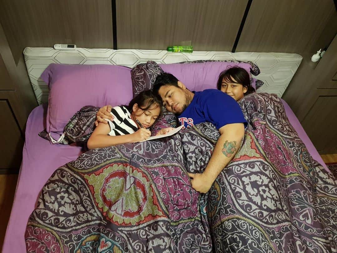 Ivan Gunawanさんのインスタグラム写真 - (Ivan GunawanInstagram)「. “ spend the night with my lovely nieces , they are mean so much to me. I can spoil them whether far or near, because i love them so much “ . . #ivangunawan #familycomesfirst #bedtimestories」7月9日 23時46分 - ivan_gunawan