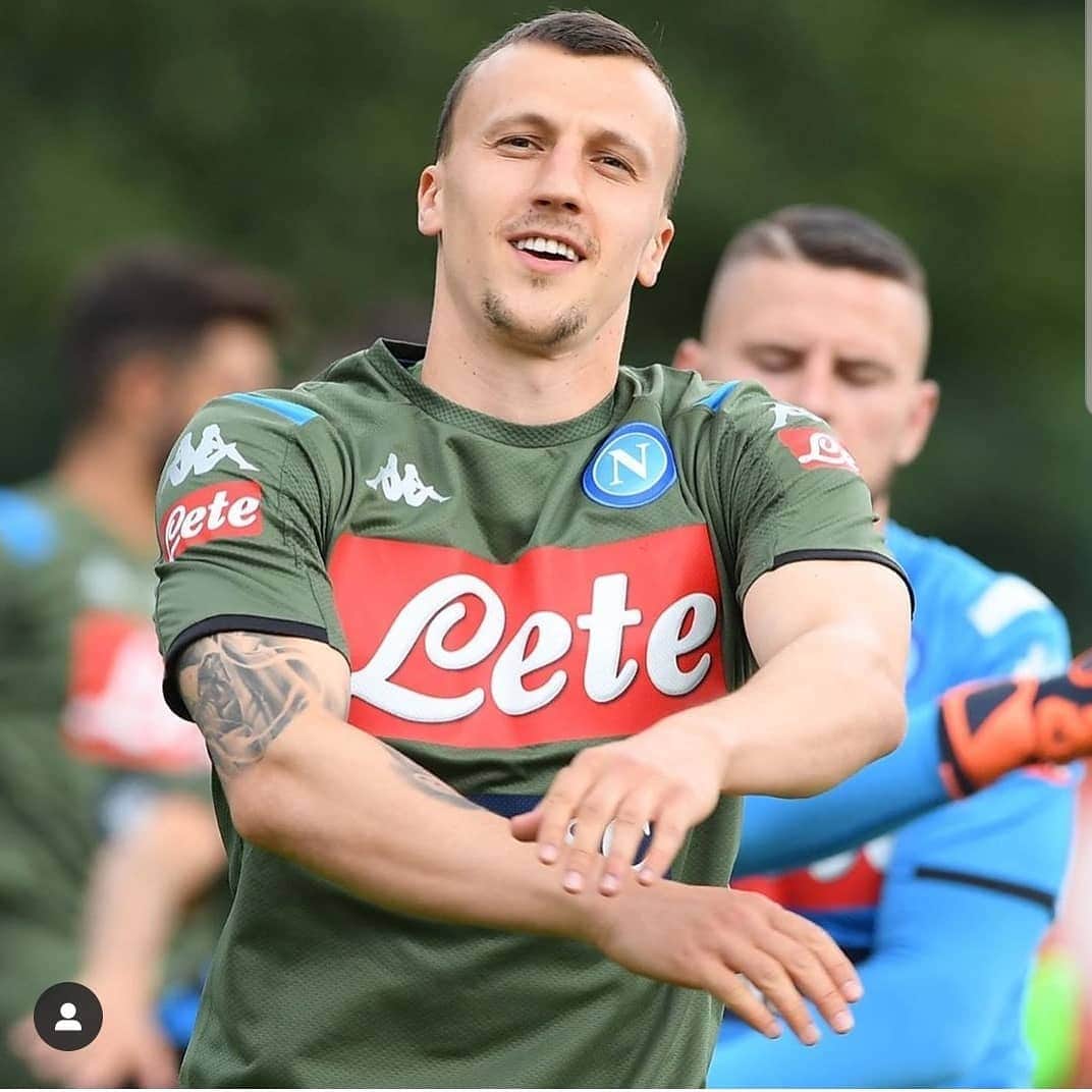 ヴラド・キリケシュのインスタグラム：「4th day and still smiling 😁  @officialsscnapoli 💙」