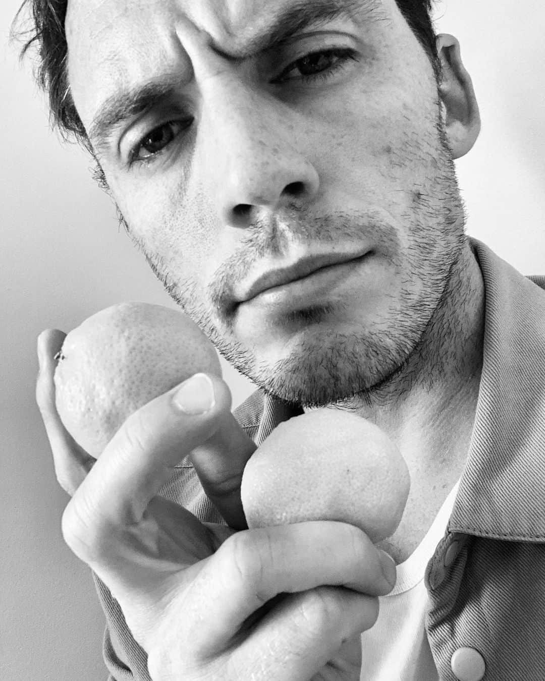 サム・クラフリンのインスタグラム：「You know what they say:  When life throws you Lemons... throw them back and ask for Tangerines.」