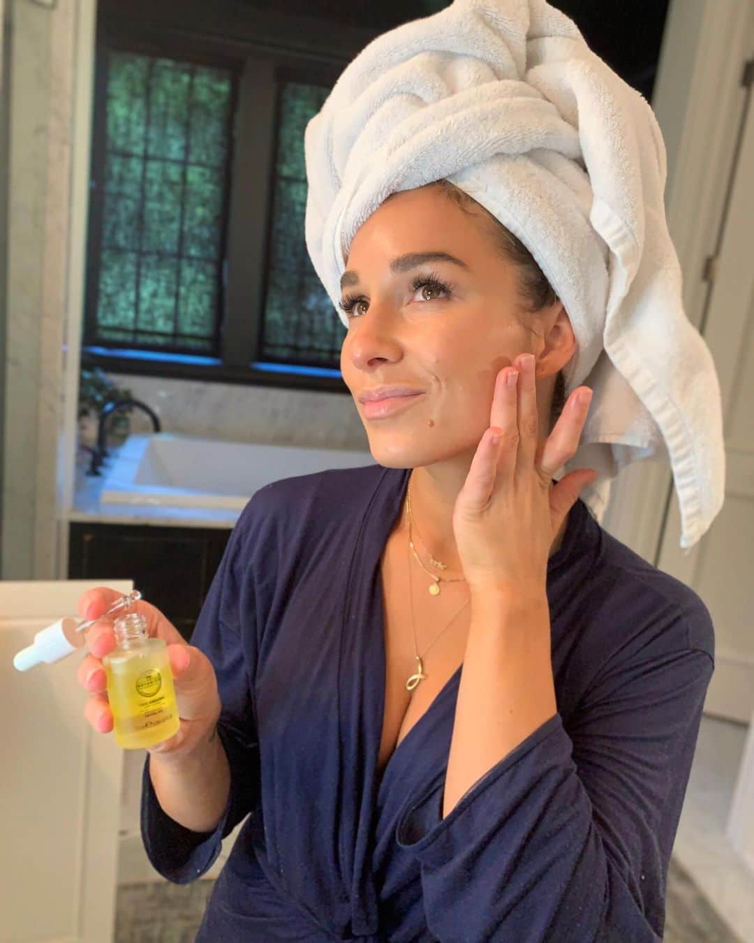 Jessie Jamesさんのインスタグラム写真 - (Jessie JamesInstagram)「As a mama, trying to incorporate more natural skincare products into my routine can sometimes be challenging. I recently discovered @BotanicsUSA and their products are my new healthy skin favorites! They have made such a difference in my skin and now it’s so easy to get my #MAMAGLOW every day. I always finish my new routine with the amazingly hydrating 100% Organic Nourishing Facial Oil. This leaves my face prepped and primed for kisses from my babies or a glammed up night on stage! Available @Target #BotanicsUSA #SkincareEssentials #ad」7月9日 23時53分 - jessiejamesdecker