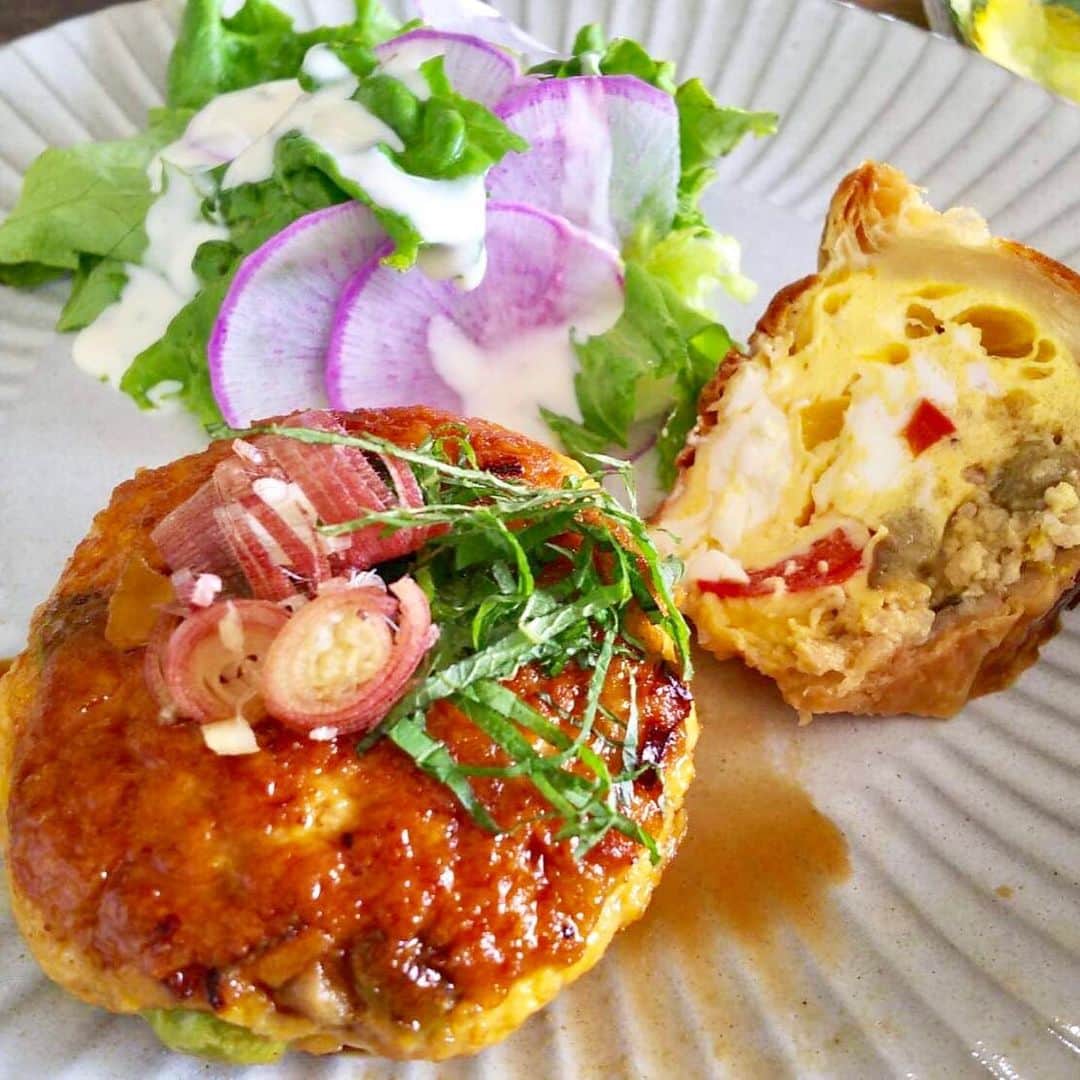 のインスタグラム：「【新店情報】﻿ お稽古ゴトもできちゃうカフェ﻿ 丸岡町にニューオープン！﻿ …﻿﻿ 【特集】7/15(月・祝)「g cafe.」NewOpen﻿ ﻿ はじめまして♡ g cafe. です！﻿ ﻿ 沢山のご縁とご協力に恵まれて、この度OPENすることとなりました。﻿ 全ての世代の皆様に多様な楽しみ方の出来る、くつろぎの空間となりますように…心を込めて。﻿ ﻿ お待ちしております。﻿ ﻿ お稽古ゴトもできちゃうカフェ♡﻿ ・お習字﻿ ・ポーセラーツ﻿ ・アロマキャンドル﻿ ・ブリザーブドフラワー　etc.﻿ ﻿ ❤めじるしは、青いhatabaとハートの木❤﻿ 丸岡町西瓜屋13-8（hataba内）﻿ ◎日曜日定休（祝日は不定期営業）﻿ …﻿﻿ ﻿ g cafe.さんの記事は、「くらしくふくい」で読むことができます♪プロフィール（ @kurashiku_fukui ）内のリンクをクリックしてご確認ください♪﻿ ﻿ *****************************************************﻿﻿ 「ママとして、妻として、女性として」﻿﻿ ﻿﻿ 福井県は全国的に見ても共働き率の高い「働きもの」の土地柄。そんなくらしの中で、1人で何役もこなす福井の女性たちに「もっと楽しく」「もっと私らしく」福井のくらしを楽しんで欲しい。﻿﻿ ﻿﻿ 「くらしくふくい」は、そんな女性を応援するために、福井で生まれた地元の情報サイトです。﻿﻿ ﻿*****************************************************」