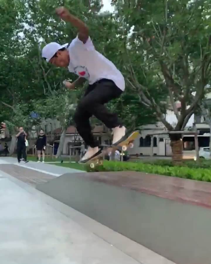 レッドブルのインスタグラム：「Sliding into your feed like. 🏃‍♂️: @fgustavoo 🎥: @zhaopower #skateboarding #skate #china #givesyouwings」