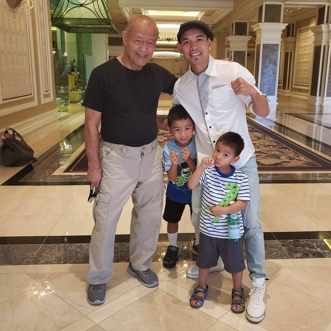 Noito Donaireさんのインスタグラム写真 - (Noito DonaireInstagram)「With Guru Dan at the Martial Art Convention last week.  He is such an inspiration and great mentor. . . #martialarts #guru #boys #sons #arnis #filipino #fightingsticks」7月10日 9時18分 - nonitodonaire