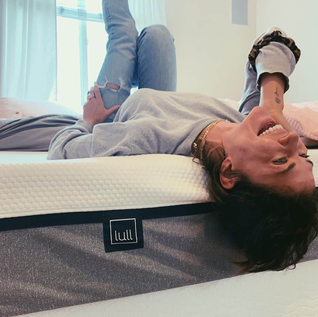 ジェシカ・ゾアのインスタグラム：「Been enjoying my lull for so many reasons! My sleep obviously, binge-watching my shows, meditating in the am before I start my day...It’s comfy and has become a part of making my life cozy and peaceful! Save $150 off your own mattress with my code: lull.com/jessicaszohr #ad #getyourlullon」