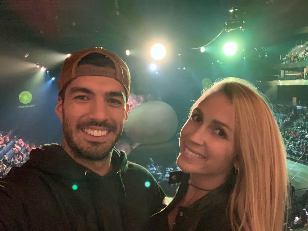 ソフィア・バルビのインスタグラム：「noche de #ovocirque en @antelarena」
