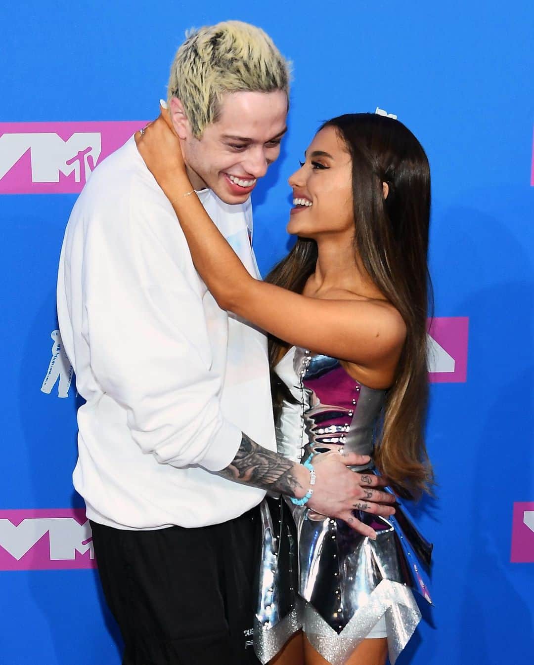 Just Jaredさんのインスタグラム写真 - (Just JaredInstagram)「Ariana Grande made some rare comments about her ex-fiancé Pete Davidson and how she “didn’t know him.” Tap this photo at the link in bio to read what she told Vogue. #ArianaGrande #PeteDavidson #Vogue Photo: Getty」7月10日 9時32分 - justjared