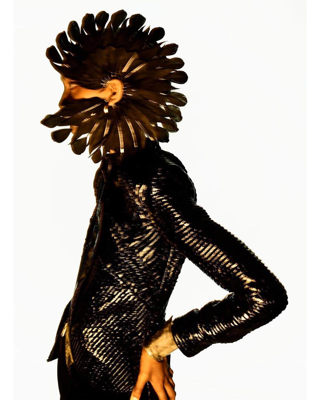 V Magazineさんのインスタグラム写真 - (V MagazineInstagram)「Our evening-ready face of fall for #V120 in Giorgio @armani 🌟  Photography: @solvesundsbostudio (@artandcommerce) Fashion: @gro.curtis.studio Makeup: @thevalgarland (@streetersagency) Manicure: @chisatochee (@davidartistsltd) Model: @iamugbad (@nextmodels)  @iamugbad wears jacket and pants Giorgio @armani. Earring and bracelet @shaunleanejewellery.」7月10日 9時39分 - vmagazine
