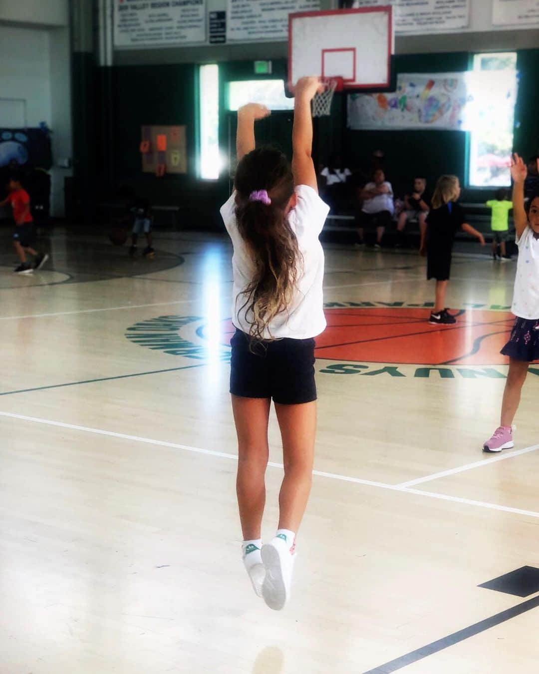 ビジー・フィリップスさんのインスタグラム写真 - (ビジー・フィリップスInstagram)「Cricket started basketball today. Can't wait to see what this kid does.」7月10日 9時41分 - busyphilipps