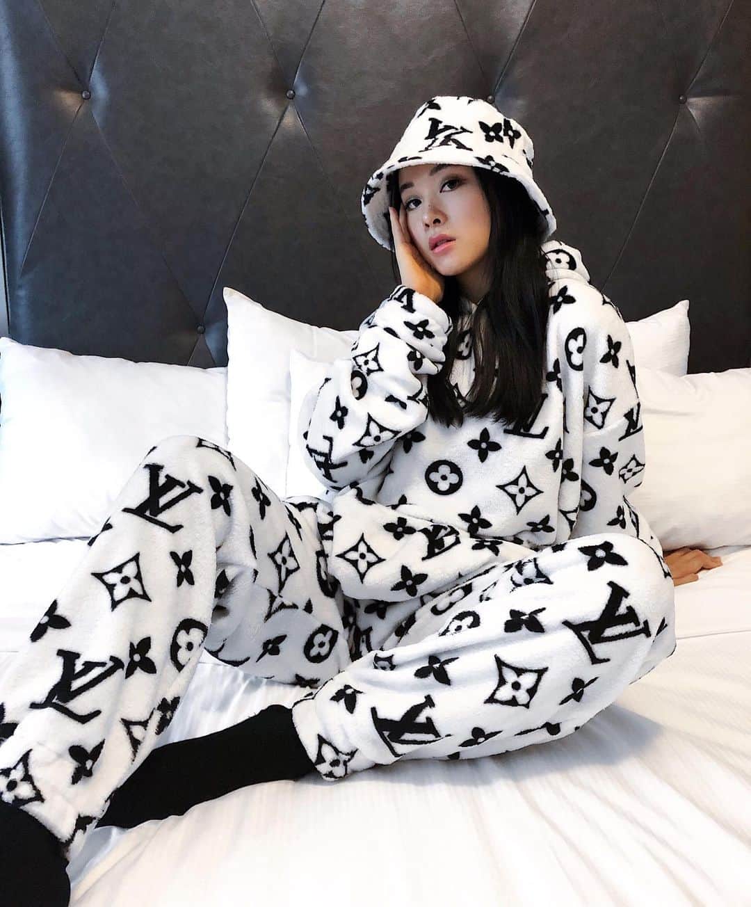 Emily Meiさんのインスタグラム写真 - (Emily MeiInstagram)「The only way to stay cozy @vandythepink」7月10日 9時45分 - emily.ghoul