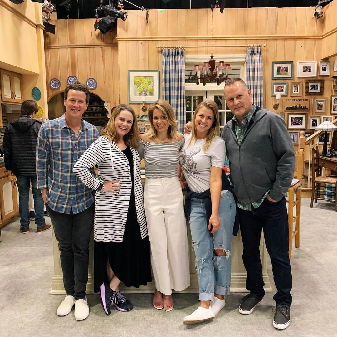 デイブ・クーリエさんのインスタグラム写真 - (デイブ・クーリエInstagram)「Directing this lovely group of talents @fullerhouse makes me so happy! I love them all! #cutitout #fullerhouse #season5」7月10日 9時46分 - dcoulier