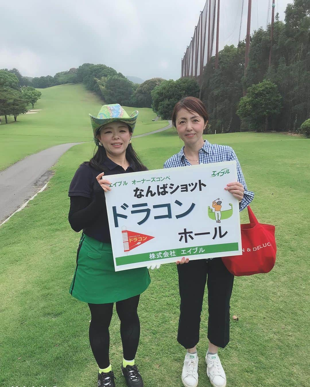 川原由維さんのインスタグラム写真 - (川原由維Instagram)「企業様のコンペのお仕事に行って来ました⛳️ 梅雨の中雨☔️も降らず、皆さんとっても楽しそうにゴルフされていて、私も嬉しかったです☺️ ご参加の中でには、80歳を超えてる方が何人もいらっしゃって、エージシュートした方、見事ドラコンをGETされた82歳のおばあちゃま❤️👏 80歳を超えてゴルフ出来てるなんて凄すぎる😂 皆さんとってもお元気で、私の方が元気をいただきました♫ ステキなお話もたくさん聞かせていただいて、とっても楽しかったです❤️ また、社長さんがとっても素敵で良い方で、会社の素晴らしさを実感しました❣️ スタッフの方々にはとってもお世話になりました。 皆さん♫ 楽しい一日をありがとうございました😊  #ゴルフ#ゴルフ女子#生涯現役#ゴルフコンペ#エイブル#チンタイ#不動産#ドラコン対決#80歳の方にたくさん負けました😅#ゴルフは楽しい」7月10日 9時47分 - yui5520