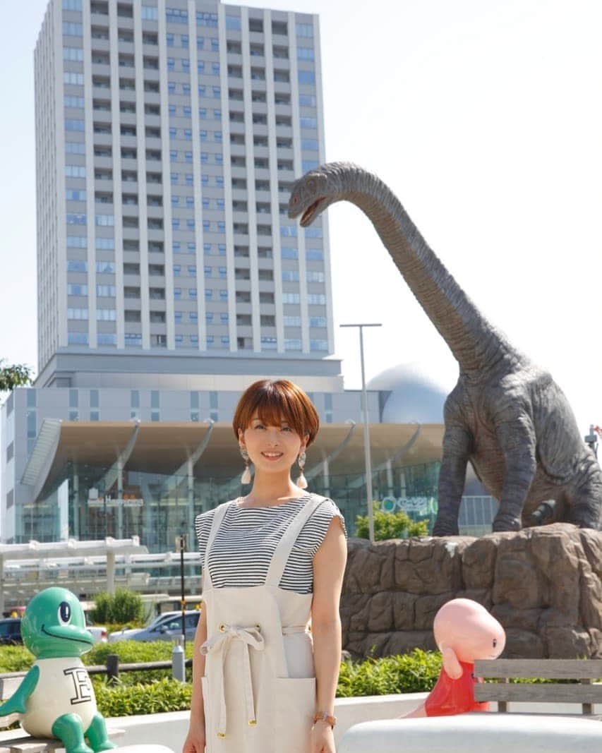 のインスタグラム：「e-radio・FM滋賀の情報誌 『e-press7&8月合併号』に 登場させて頂きました😆  福井駅前のセーレンプラネットさんに お邪魔した様子が紹介されています🌠  プラネタリウム、素敵でした…✨ そして恐竜がお出迎えしてくれる、 福井駅前もテンション上がりまくるやつです🦕  取材時のお写真を頂いたので、 喜び勇んで上げてみたの巻。笑  他にも滋賀の花火&お出かけ情報、 e-radioのイベント情報などが載ってます📻 e-press見掛けられたら手にとってみてください～ そして福井、ぜひお出かけください～🚙 * #福井 #福井駅 #福井駅前 #セーレンプラネット #プラネタリウム #恐竜王国福井 #恐竜 #dinosaur #FM滋賀 #eradio #ラジオdj #滋賀」