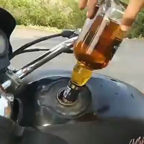 ホセ・レイエスのインスタグラム：「Se emborrachó el motor 🤕☹️ #PorPocoyseCae」
